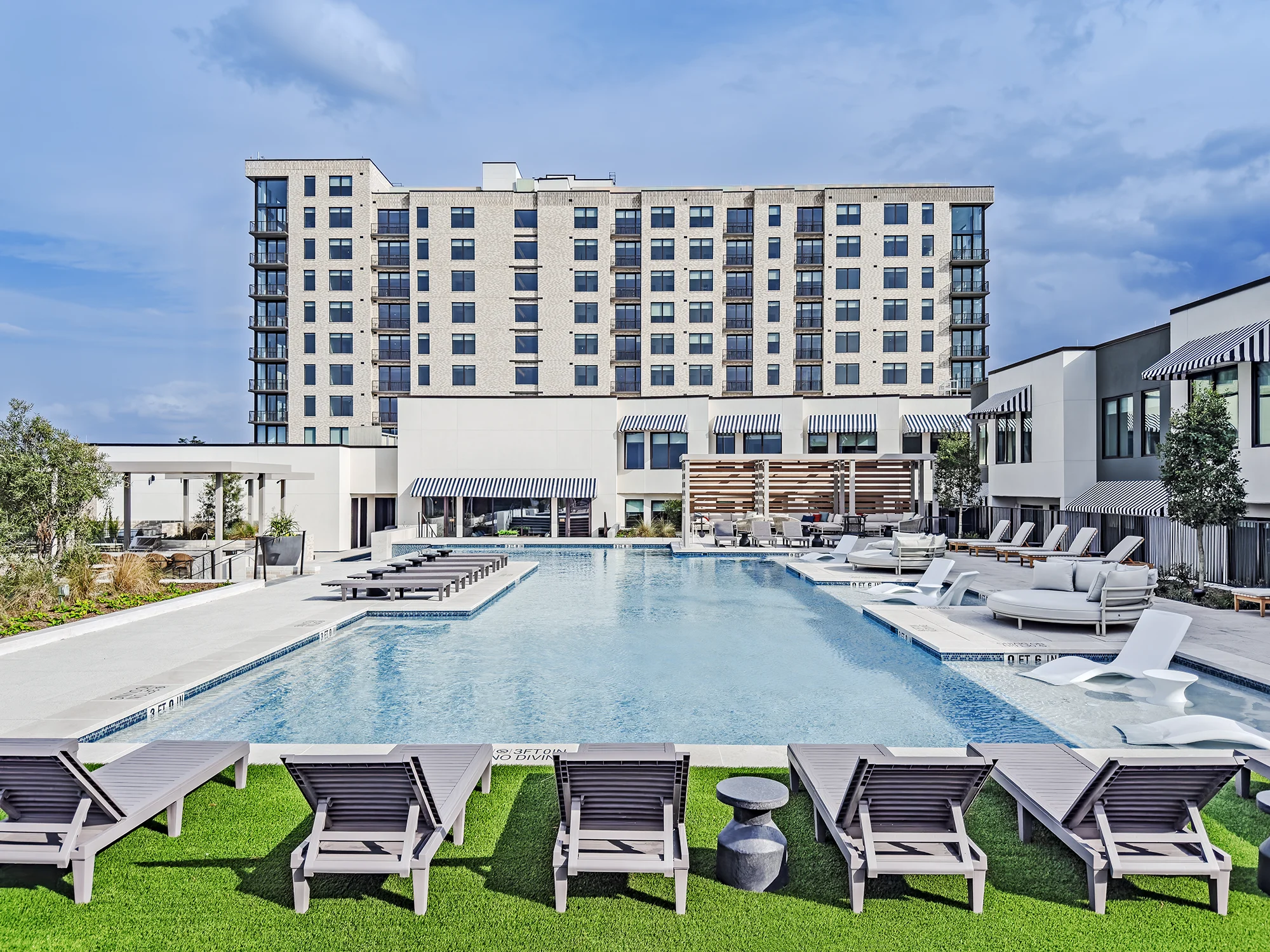 TW RivaRow exterior pool 166 251105